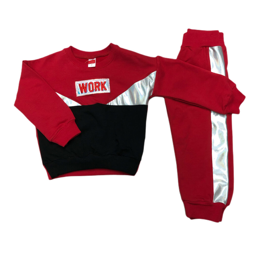 παιδικό σετ με φούτερ κόκκινο μαύρο και ασημένιο ιριδίζον που γράφει WORK και κόκκινη φόρμα με ασημένια ρίγα