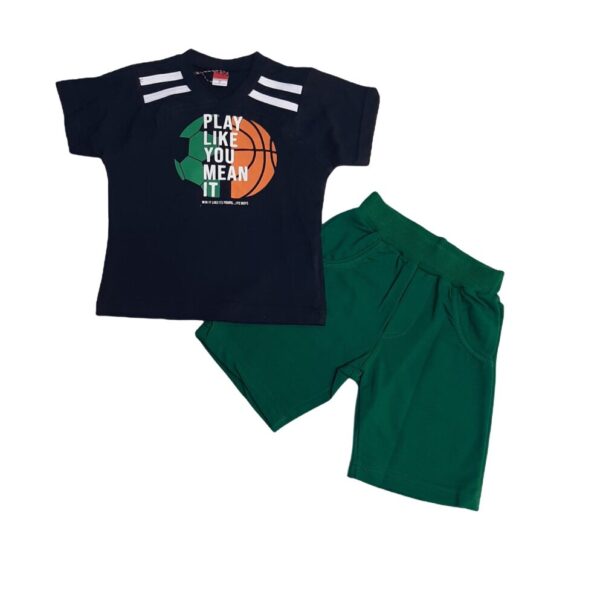 παιδικό σετ με μαύρη μπλούζα με μπάλα ποδοσφαίρου και μπάλα μπάσκετ που γράφει Play like you mean it και πράσινη βερμούδα