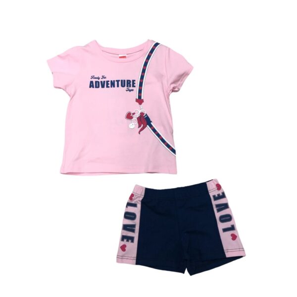 παιδικό σετ με ροζ μπλούζα που γράφει adventure και μπλε-ροζ παντελόνι σορτς που γράφει love