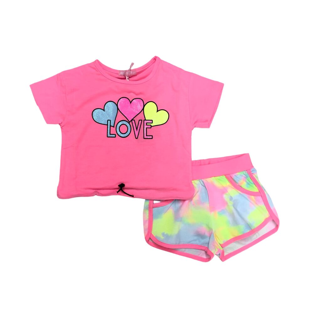 παιδικό σετ με ροζ μπλούζα που γράφει love με 3 καρδιές και πολύχρωμο παντελόνι σορτς