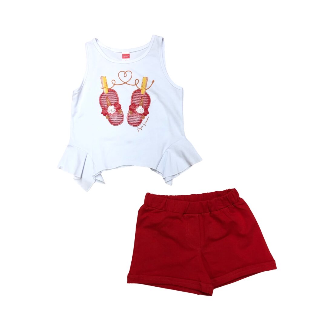 παιδικό σετ με λευκή μπλούζα με 2 μανταλάκια και 2 σαγιονάρες και κόκκινο παντελόνι σορτς