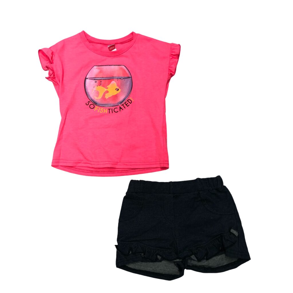 παιδικό σετ με φούξια μπλούζα με ψάρι στην γυάλα που γράφει sofishticated και μαύρο παντελόνι σορτς