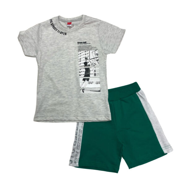 παιδικό σετ με γκρι μπλούζα με ένα παιδί που παίζει μπάσκετ και με πράσινο παντελόνι σορτς
