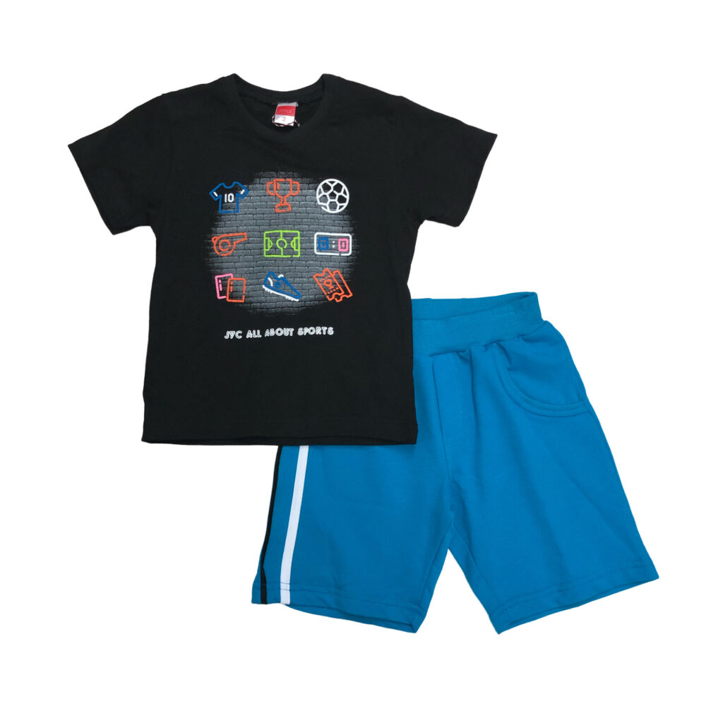 παιδικό σετ με μαύρη μπλούζα με φανέλα, κύπελλο, μπάλα, σφυρίχτρα, γήπεδο, παπούτσι και από κάτω γράφει JYC ALL ABOUT SPORTS και μπλε παντελόνι σορτς